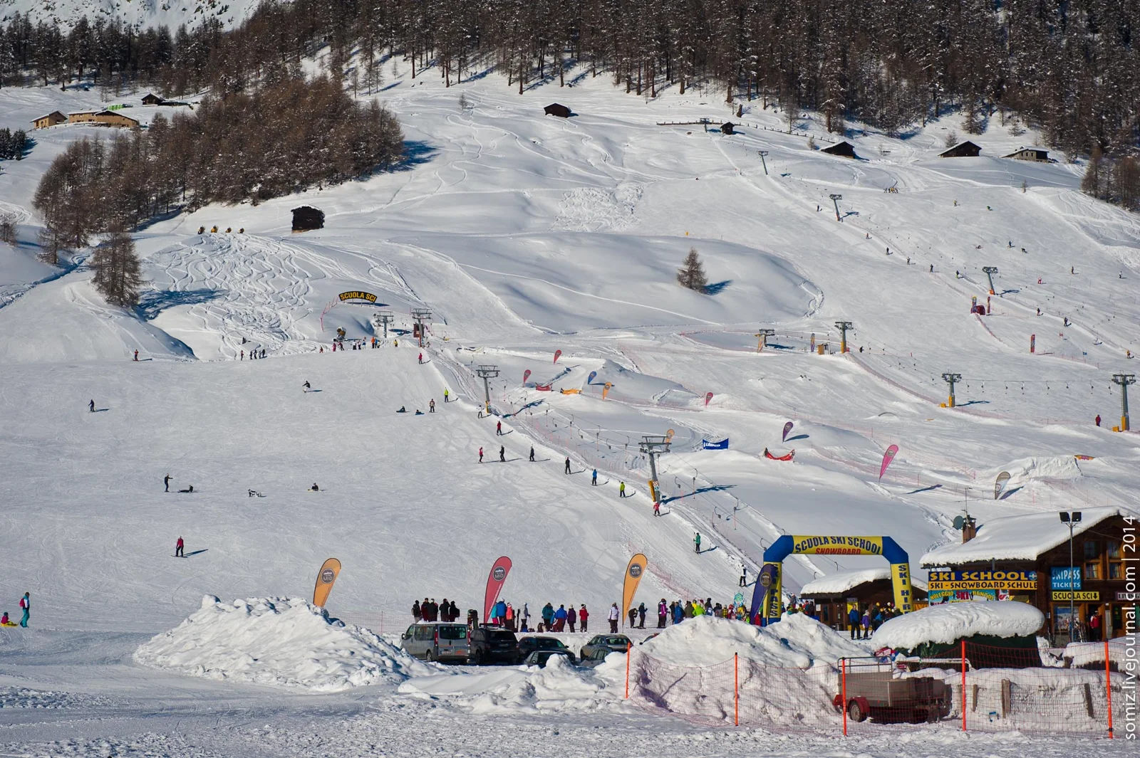 Verschneite Skipiste mit Skifahrern in Livigno